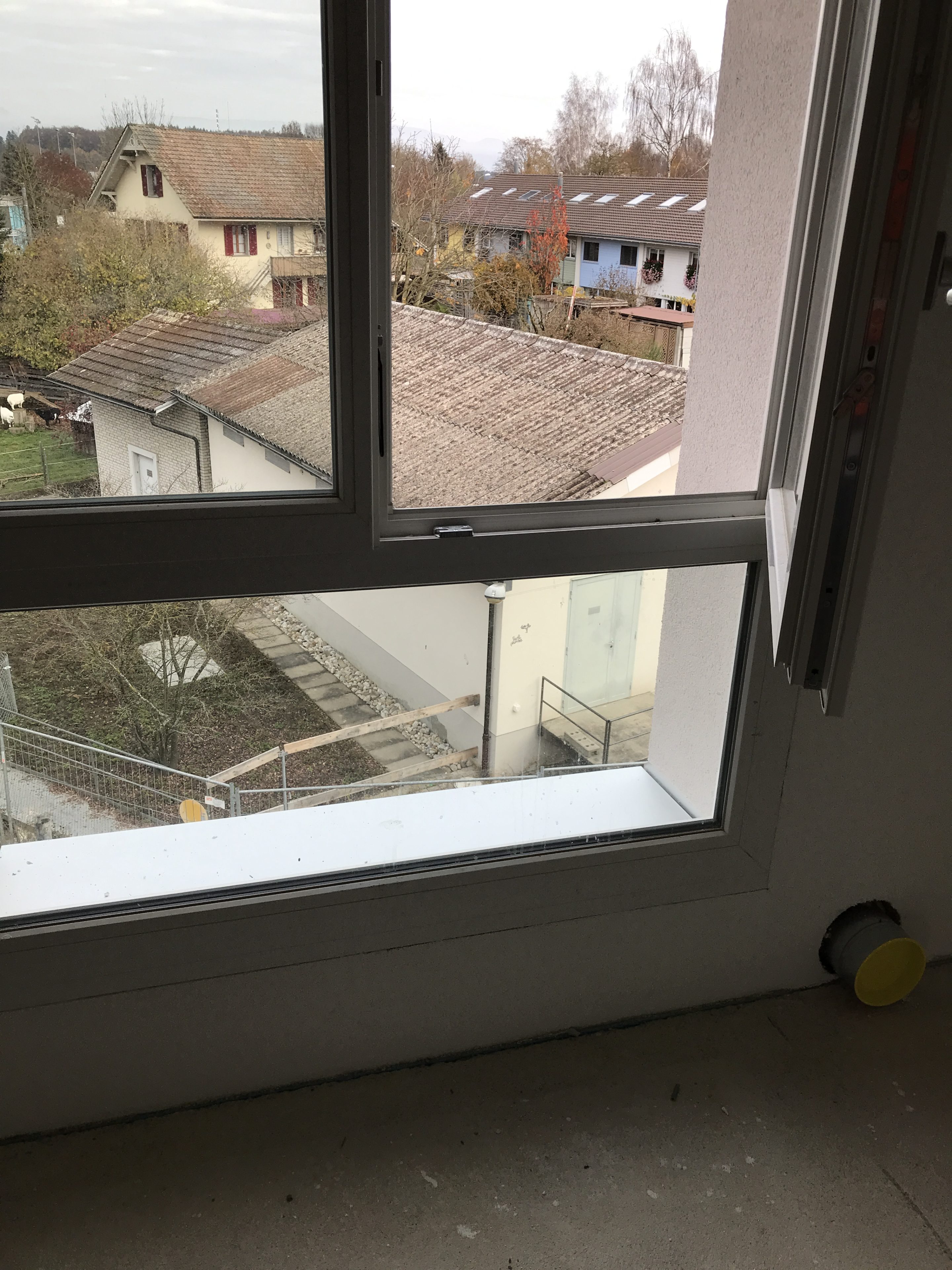 Fenster mit Festverglasung, die als Absturzsicherung dient. Die Höhe der Absturzsicherung ist ausreichend gemäss SIA 358.