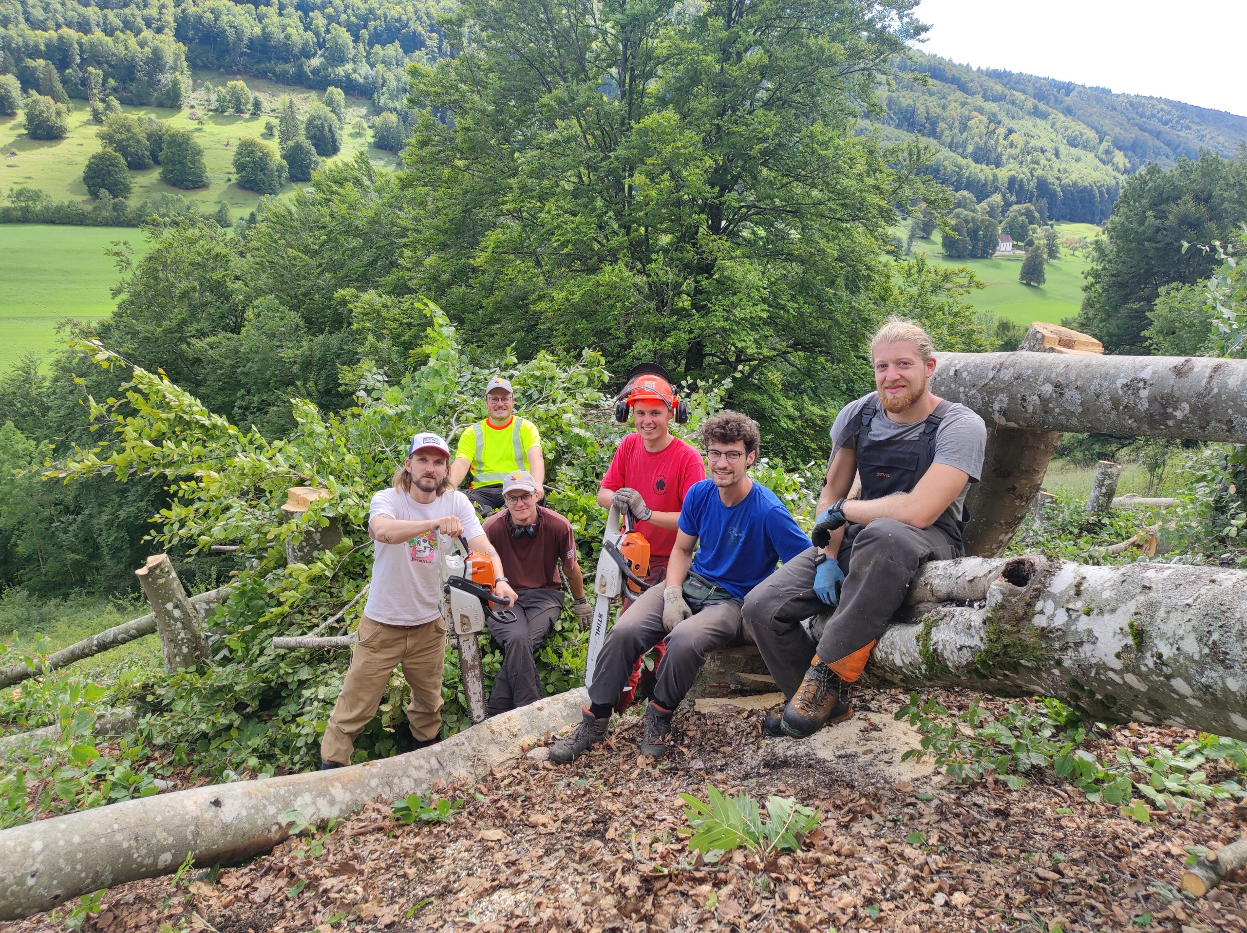 Gruppe von Zivildienstleistenden in Aktion anfangs September (Prona, 08.09.2022)