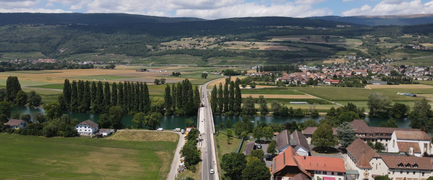 Luftbild der St. Johannsenbrücke zwischen Gals und Le Landeron