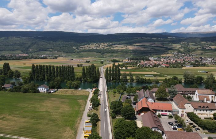 Luftbild der St. Johannsenbrücke zwischen Gals und Le Landeron